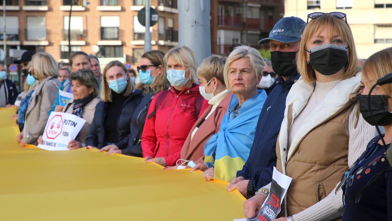 Fotos: Decenas de ucranianos claman en Murcia contra la invasión de su país