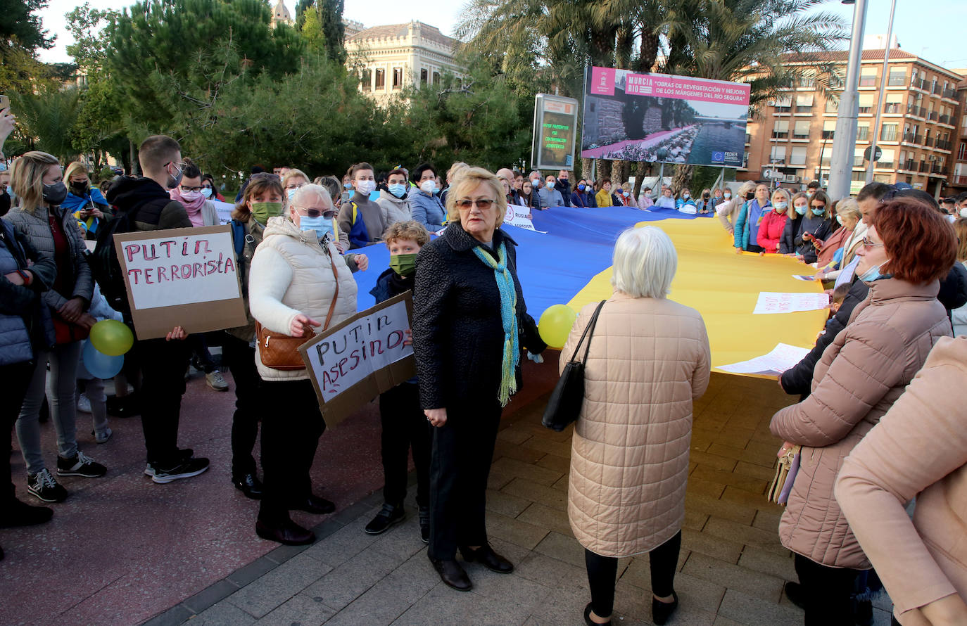 Fotos: Decenas de ucranianos claman en Murcia contra la invasión de su país