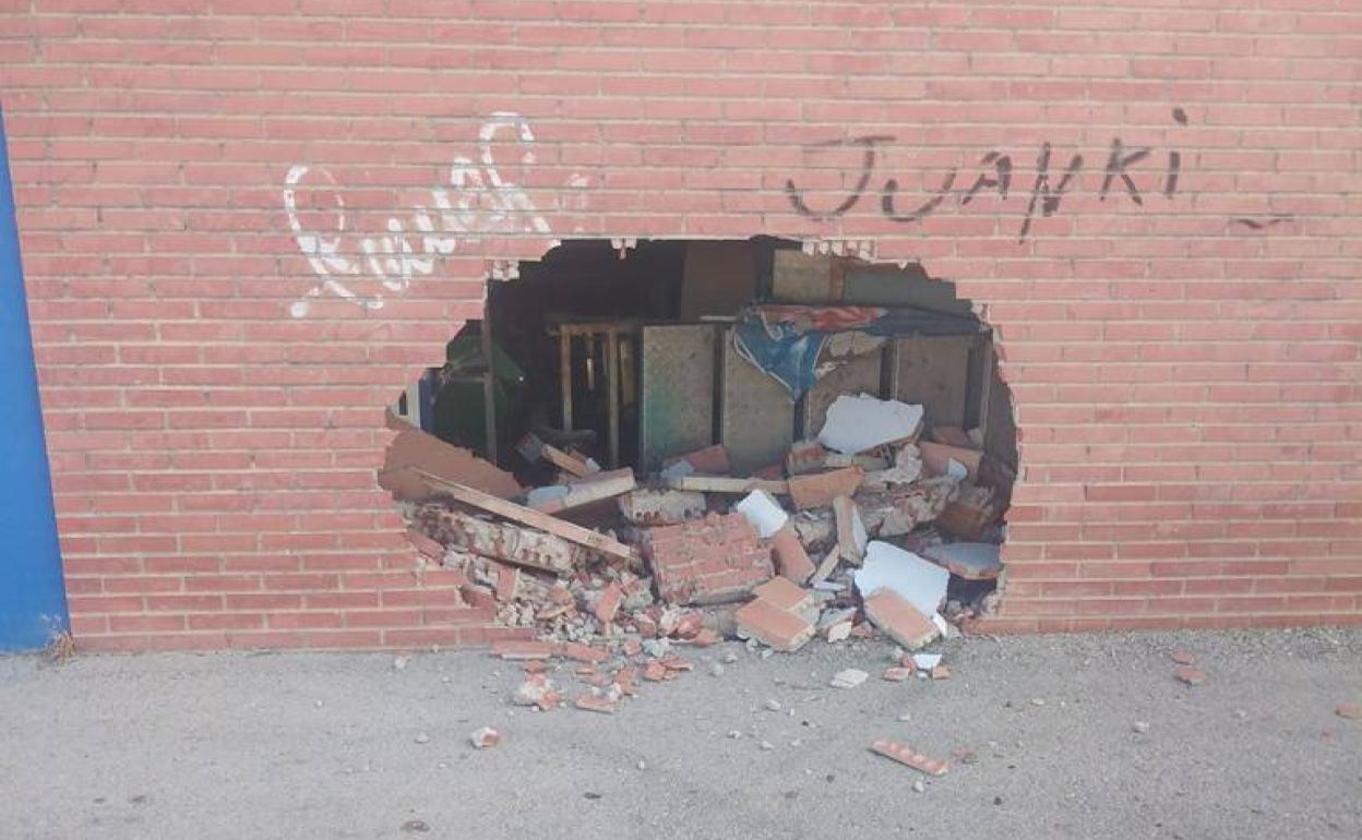 Pierde el control de su coche mientras hacía trompos y se estampa contra la fachada del estadio La Arboleja de Cieza
