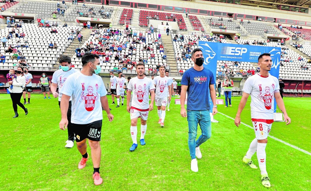 Antonio López sale al campo del estadio Enrique Roca, junto a los jugadores del Real Murcia, en el homenaje que le rindió el club, el pasado 31 de octubre de 2021, antes del inicio del partido que disputaron los granas contra el Poli Ejido. 