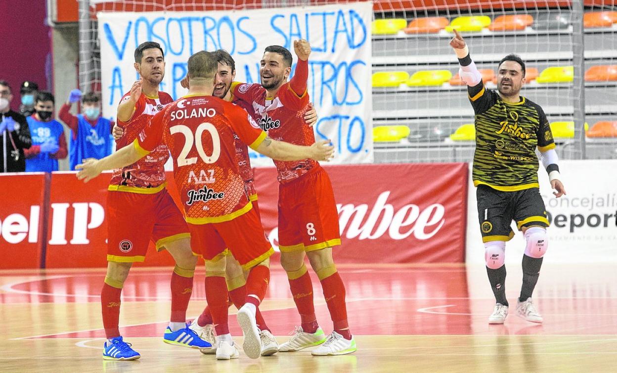 Jugadores del Jimbee festejan uno de los goles marcados en diciembre, en el Palacio. 