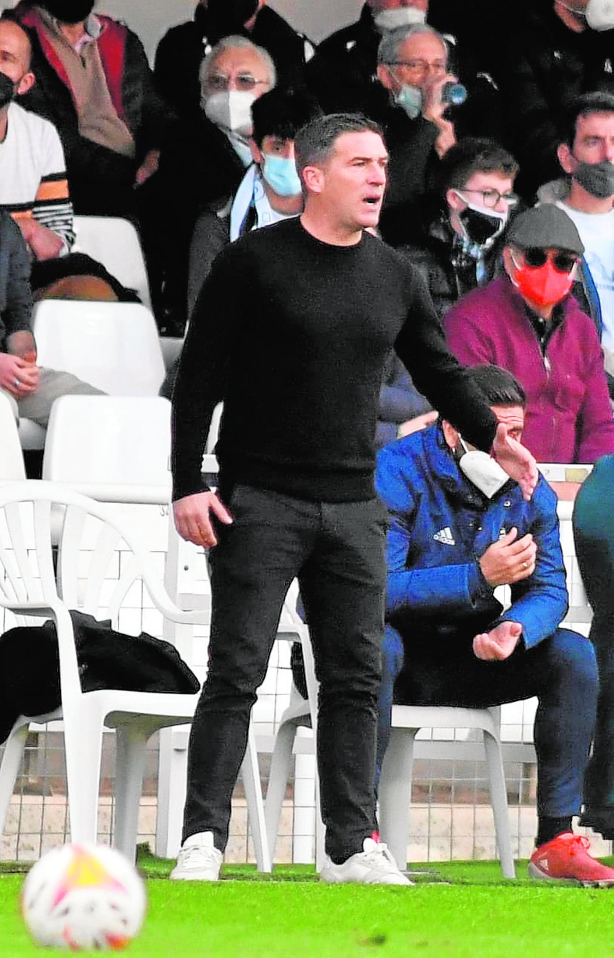 Luis Carrión, técnico del Efesé, ordena desde la banda. 