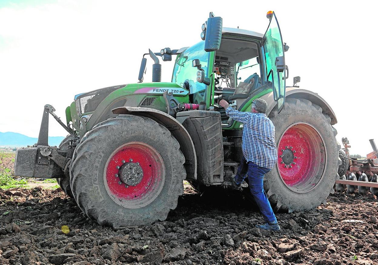 Un agricultor lorquino se dispone a labrar una parcela antes de plantar hortalizas.