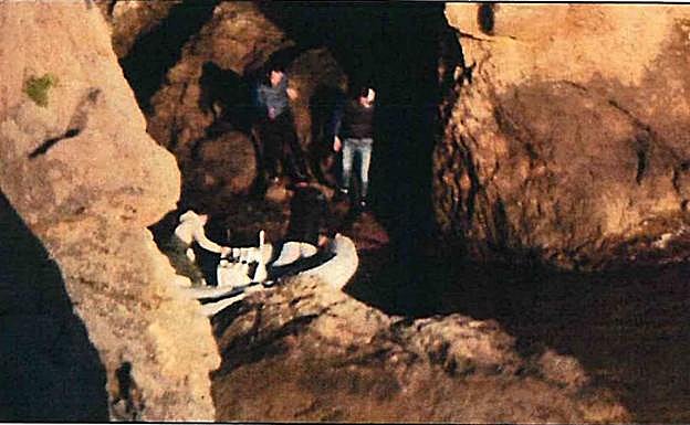 Dos presuntos narcos, inspeccionando una cueva desde el mar. 