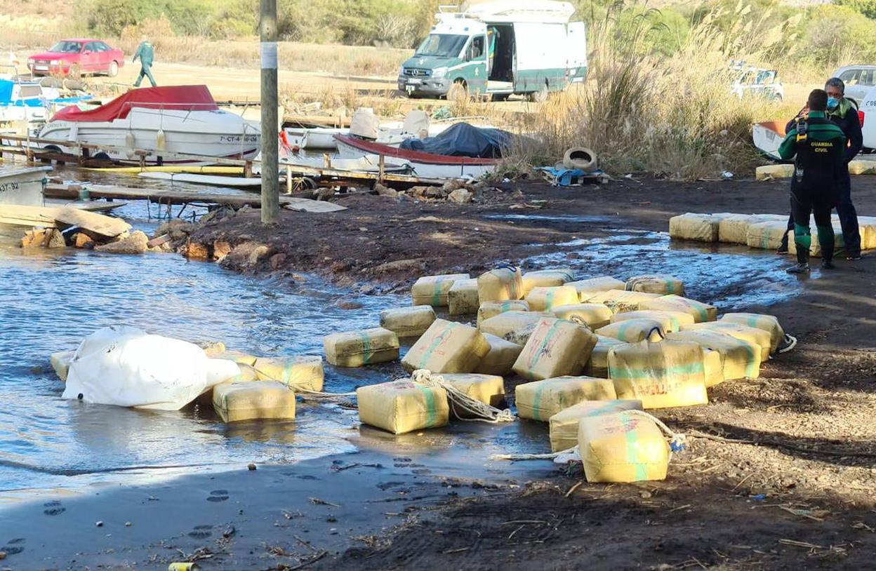 Fardos de hachís recuperados por los buceadores del GEAS de la Guardia Civil en Portmán, el 28 de diciembre de 2020. 