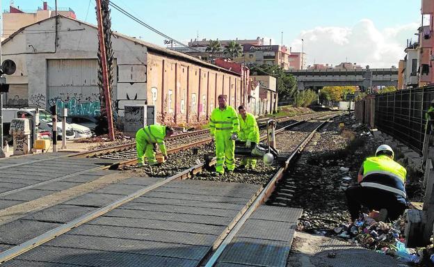 Operarios desmontan las vías del tren en Barriomar, este lunes. 