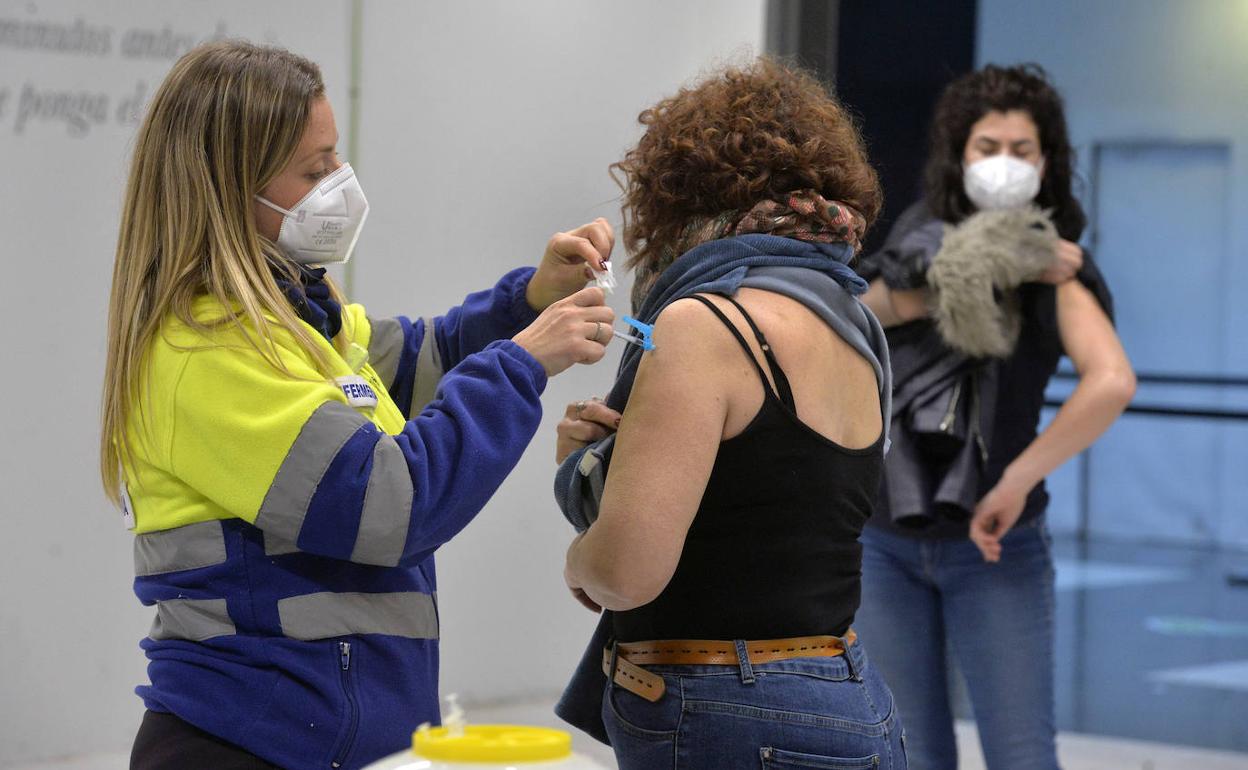 Vacunación contra la Covid en el centro comercial Myrtea, este lunes.