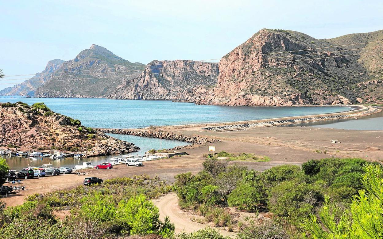 La bahía de Portmán, con la Sierra Minera al fondo, en octubre de 2021. 