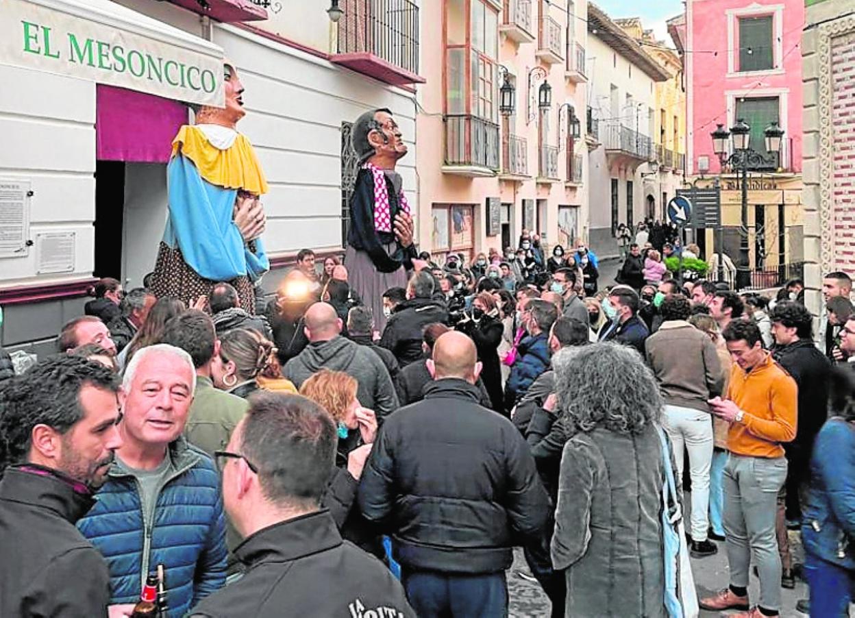 Decenas de vecinos a las puertas de uno de los locales. 