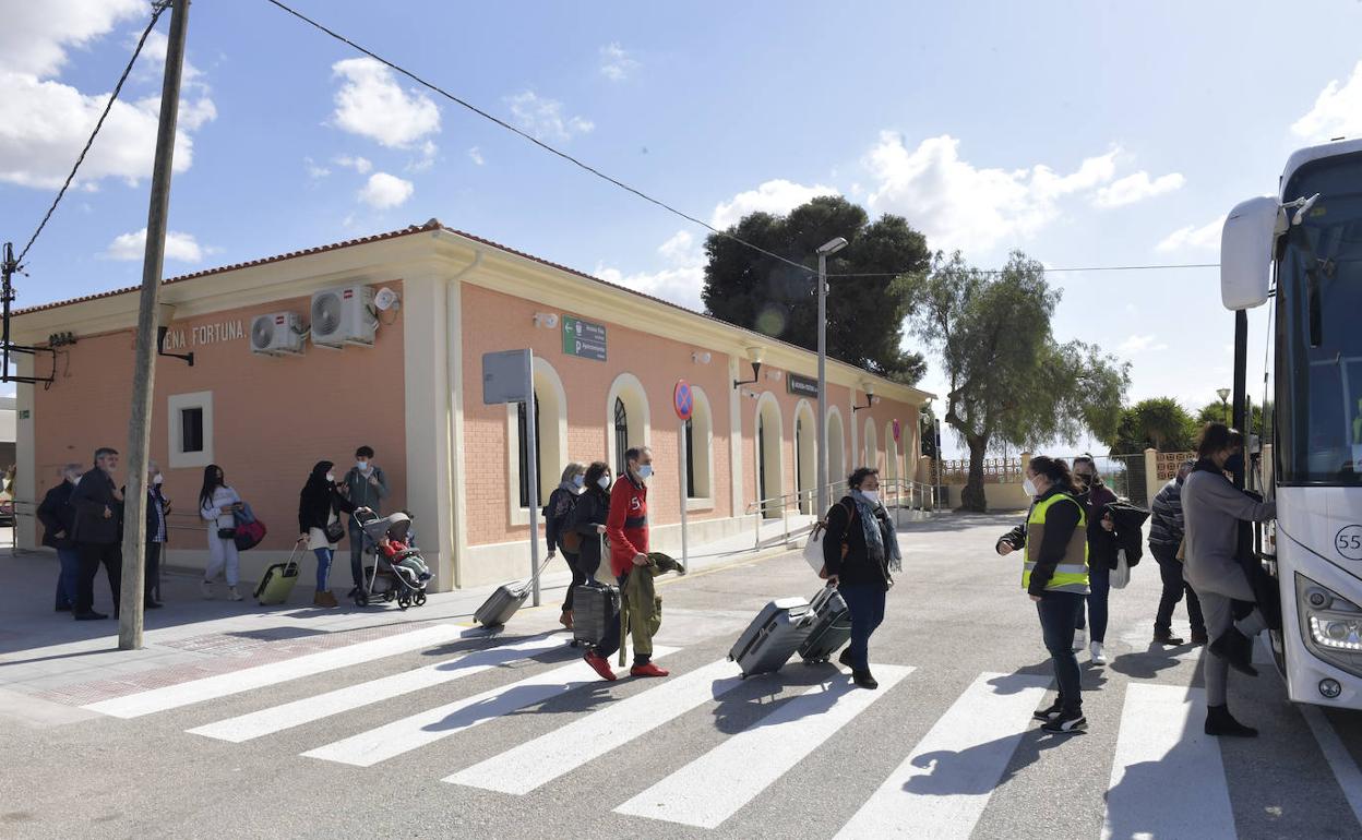 Viajeros del primer Intercity procedente de Madrid suben al autobús en Archena para finalizar el viaje por carretera.