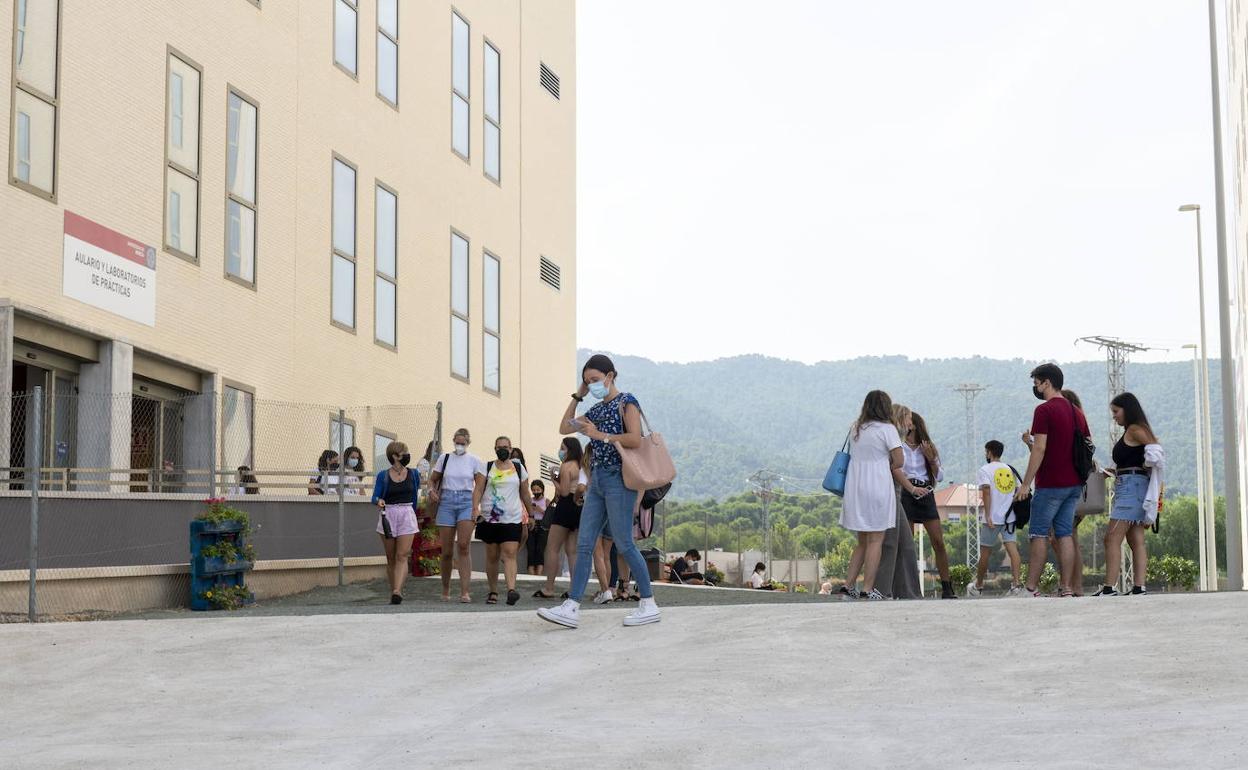 Varios estudiantes en el Campus de Espinardo, en una imagen de archivo.