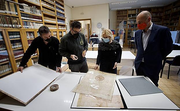 Pedro García Rex (1d) y María José Hernández (2d) supervisan el embalaje de los documentos.