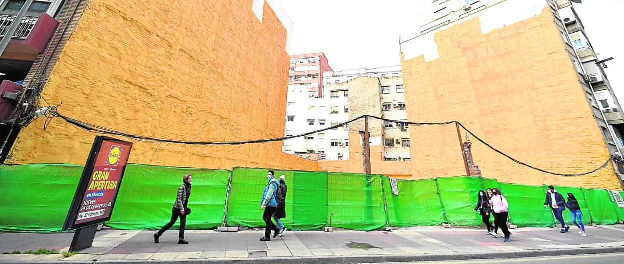 Solar en el que se encontraba el edificio de mediados del siglo XX derribado y sobre el que se construirá un nuevo y moderno bloque de viviendas.