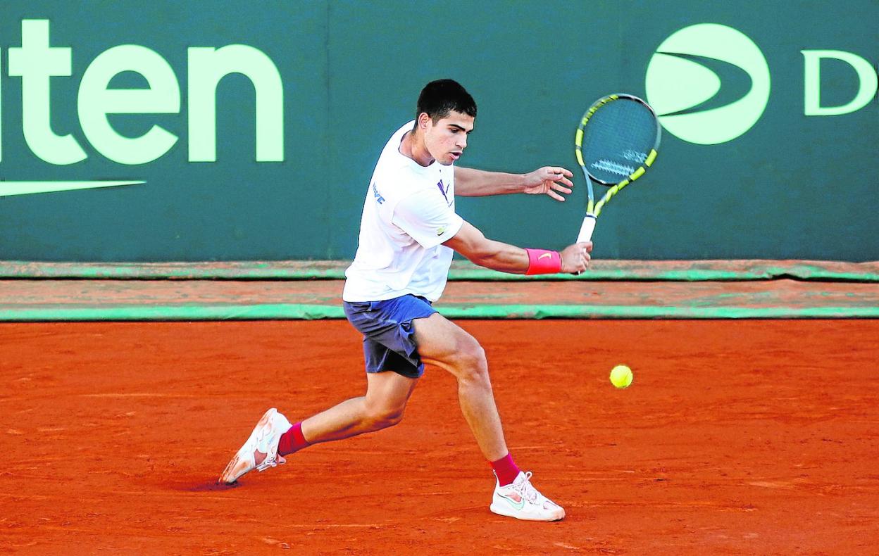 Carlos Alcaraz, en un entrenamiento en el Club de Tenis Puente Romano, ayer. 