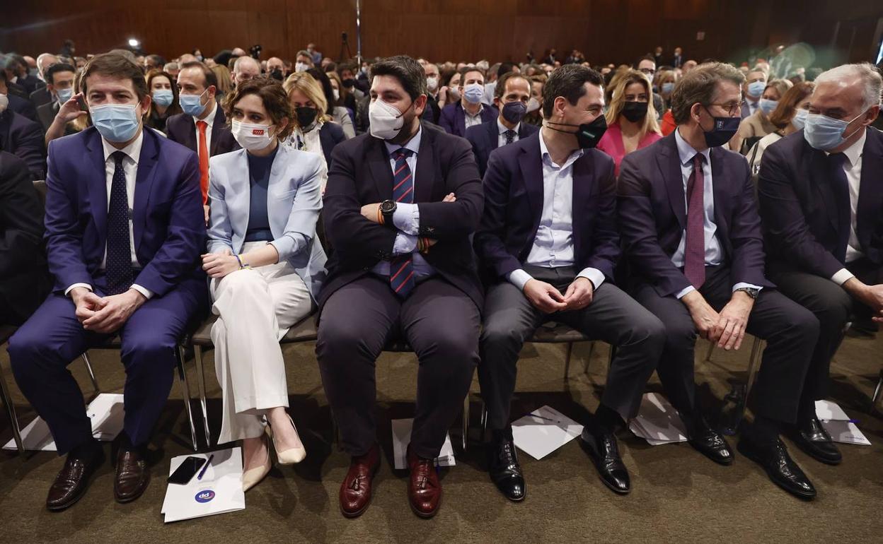 Alfonso Fernández Mañueco, Isabel Díaz Ayuso, Fernando López Miras, Juan Manuel Moreno, Alberto Núñez Feijóo y Esteban González Pons, ayer en la junta directiva nacional del PP. 