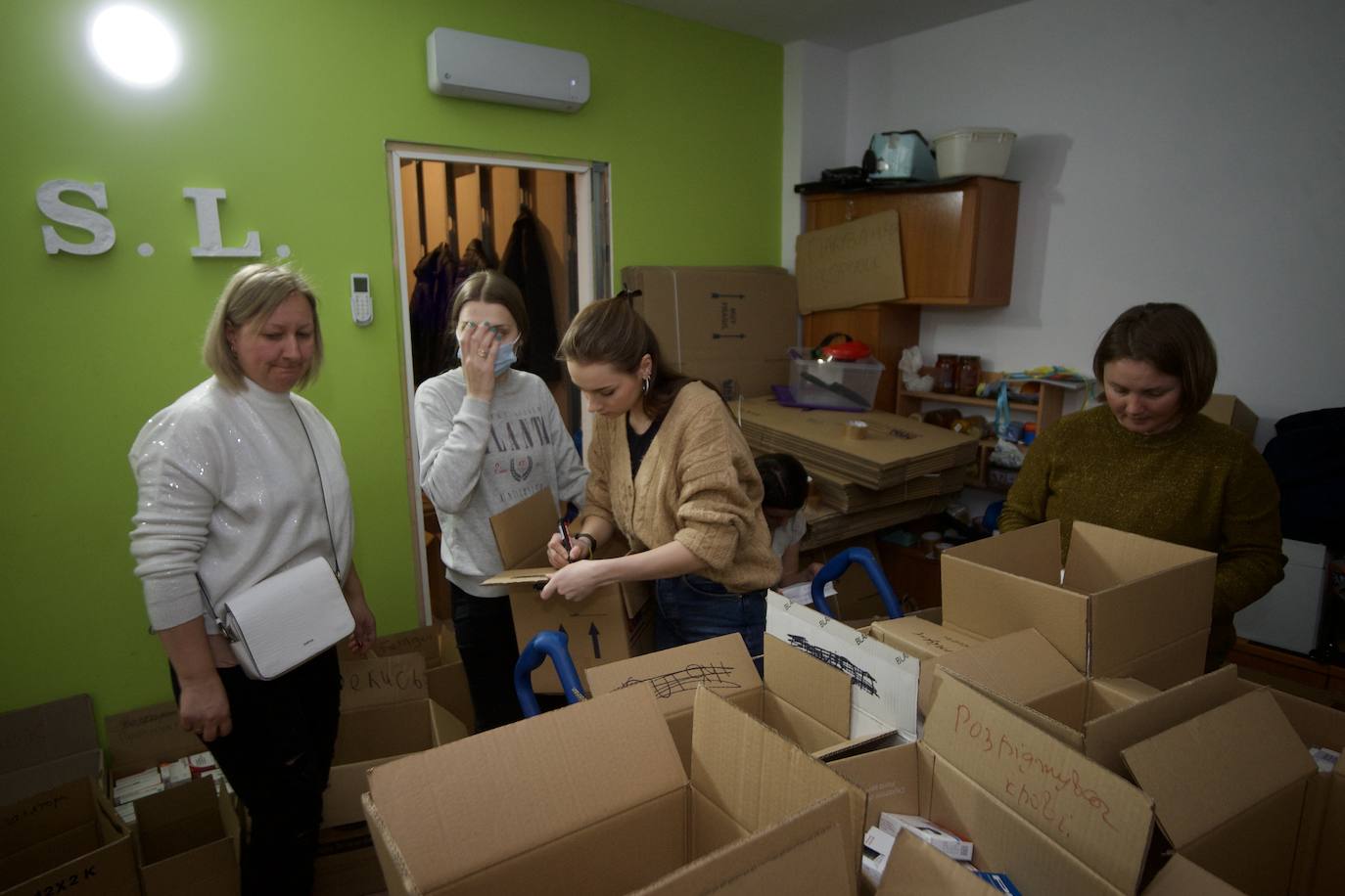 Fotos: Voluntarios ucranianos de la Región recogen víveres para su país