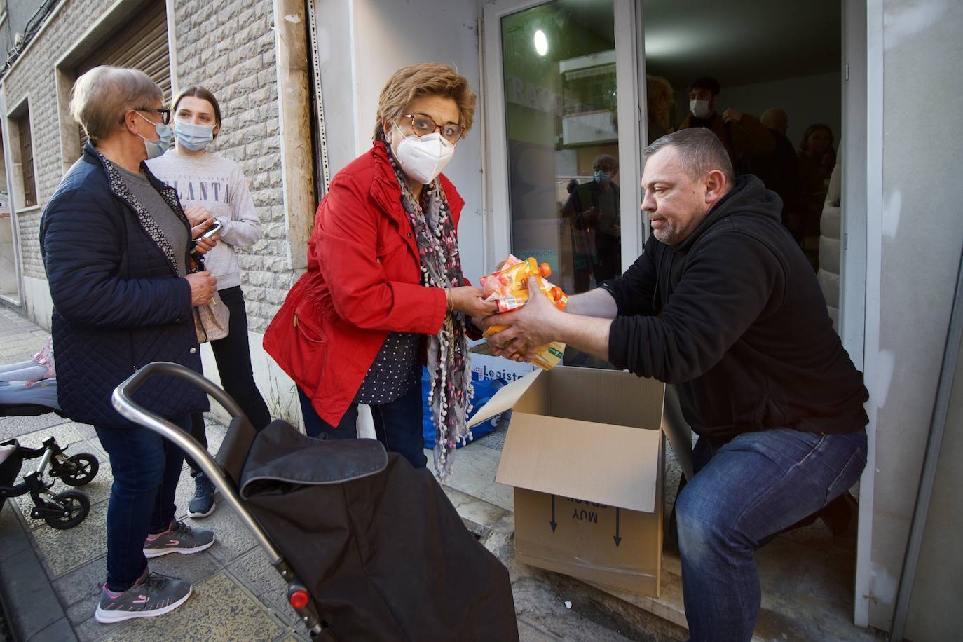 Fotos: Voluntarios ucranianos de la Región recogen víveres para su país