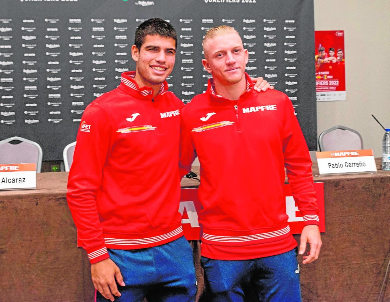 Carlos Alcaraz junto al malagueño Alejandro Davidovich, antes de la rueda de prensa de ayer en Marbella. 