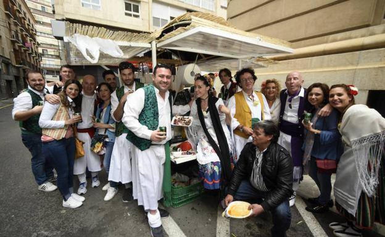 Varios huertanos comen en una de las barracas desplegadas en la ciudad, en una imagen de archivo. 