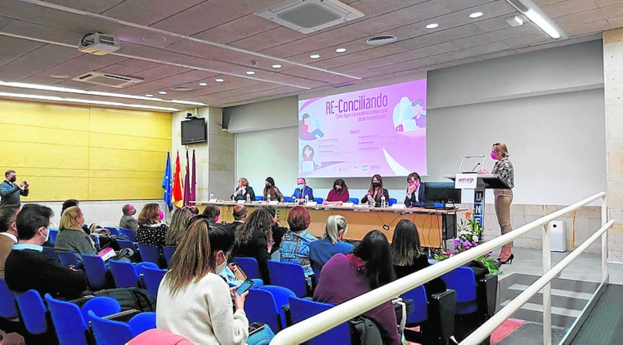 Mesa redonda sobre la conciliación familiar, ayer en la UNED. 
