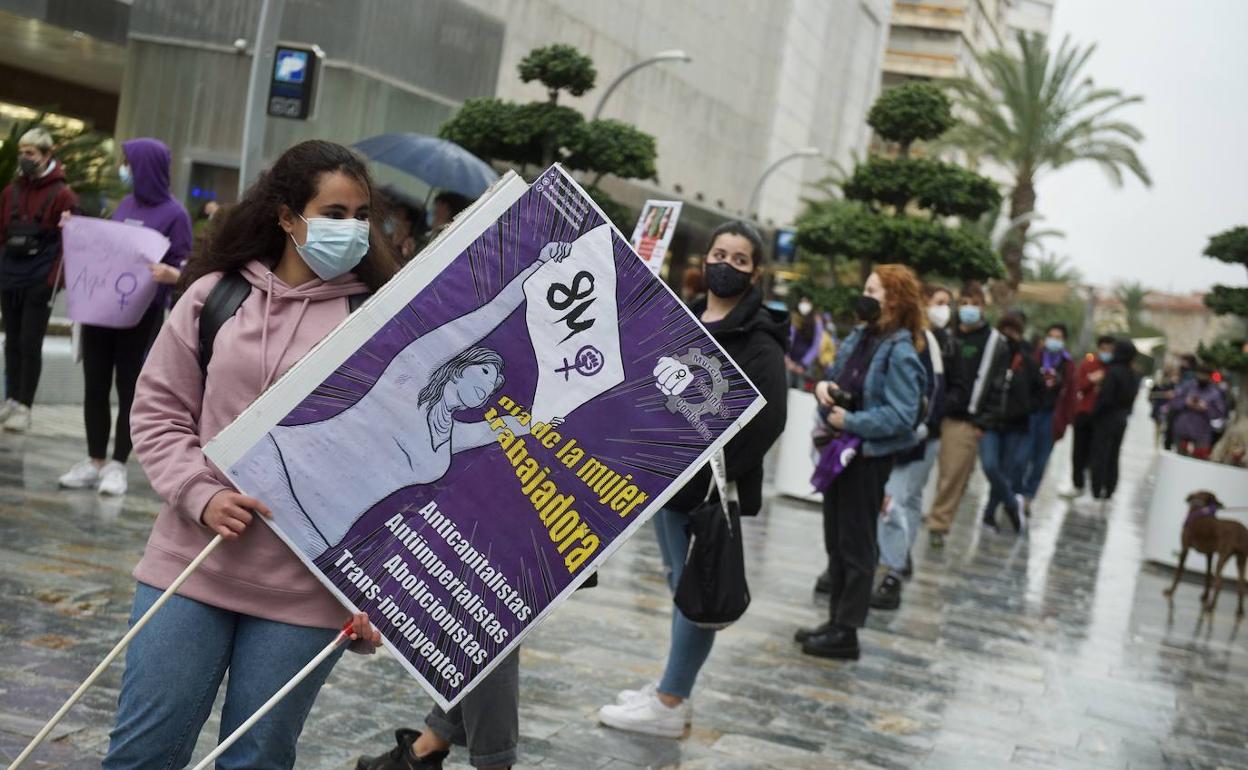 Una chica con una pancarta durante la manifestación del 8-M en 2021. 