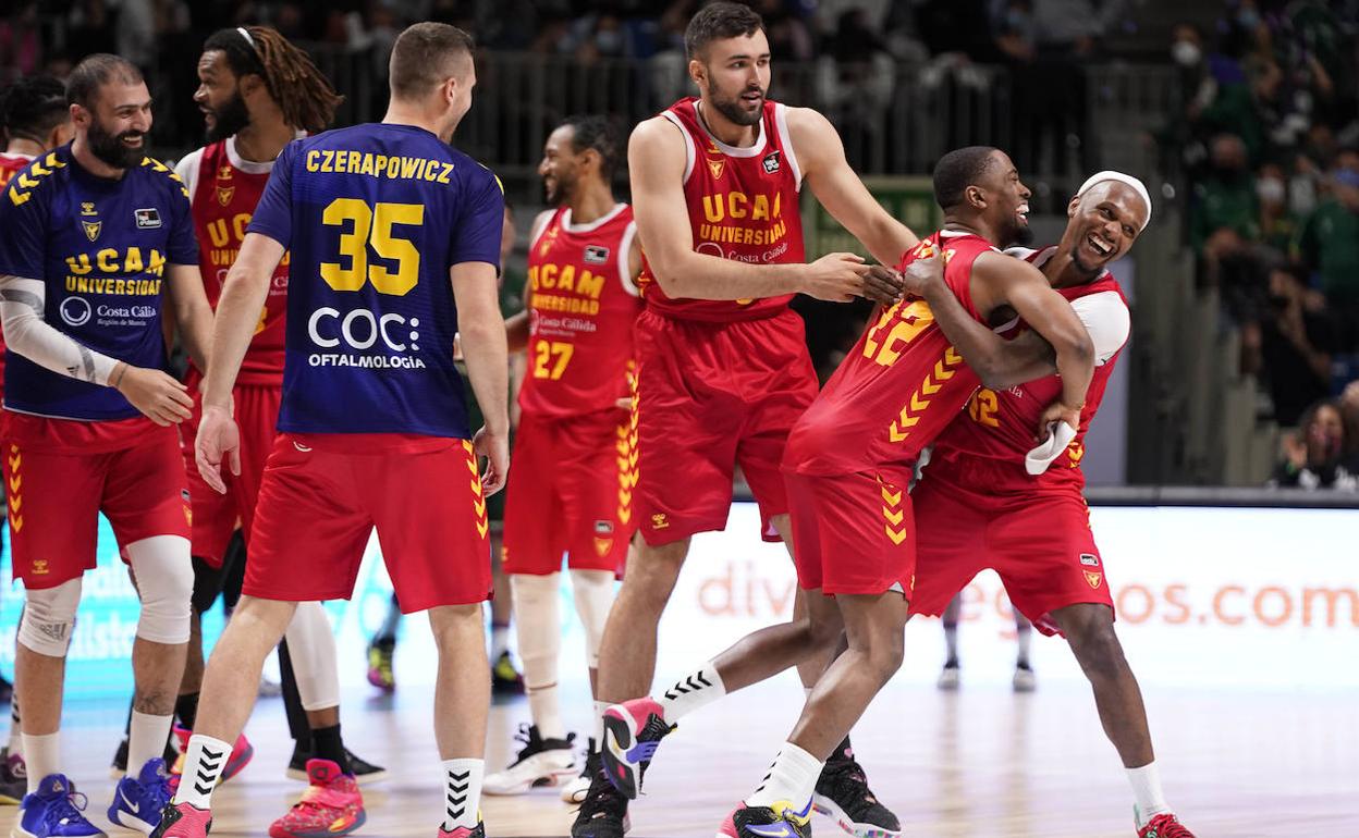 Los jugadores dle UCAM celebran la canasta de la victoria.