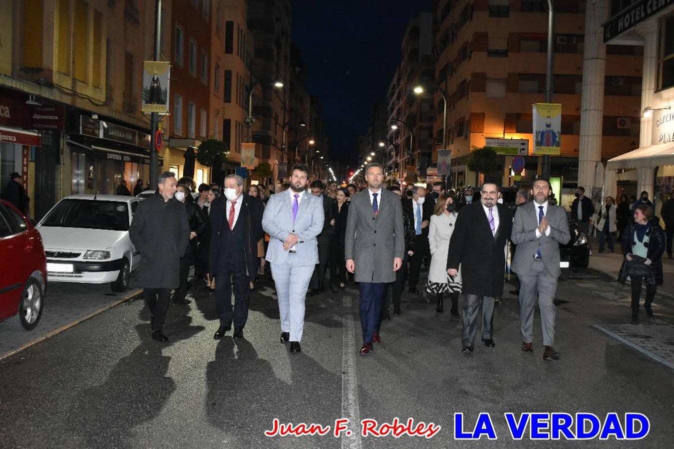 El teatro Thuillier acogió la presentación del cartel de Fiestas de la Vera Cruz 2022, realizadao por el artista caravaqueño Pascual Adolfo López Salueña. Tras dos años sin desfiles ni procesiones, aunque en 2021 sí que se celebraron todos los rituales en torno a la Sagrada Reliquia, en esta ocasión la Ciudad de la Cruz se dispone a celebrar 'por todo lo alto' sus fiestas patronales que serán una primera ocasión para vivir con alegría festiva la declaración del festejo de los Caballos del Vino como Patrimonio Inmaterial Cultural de la Humanidad por la UNESCO.