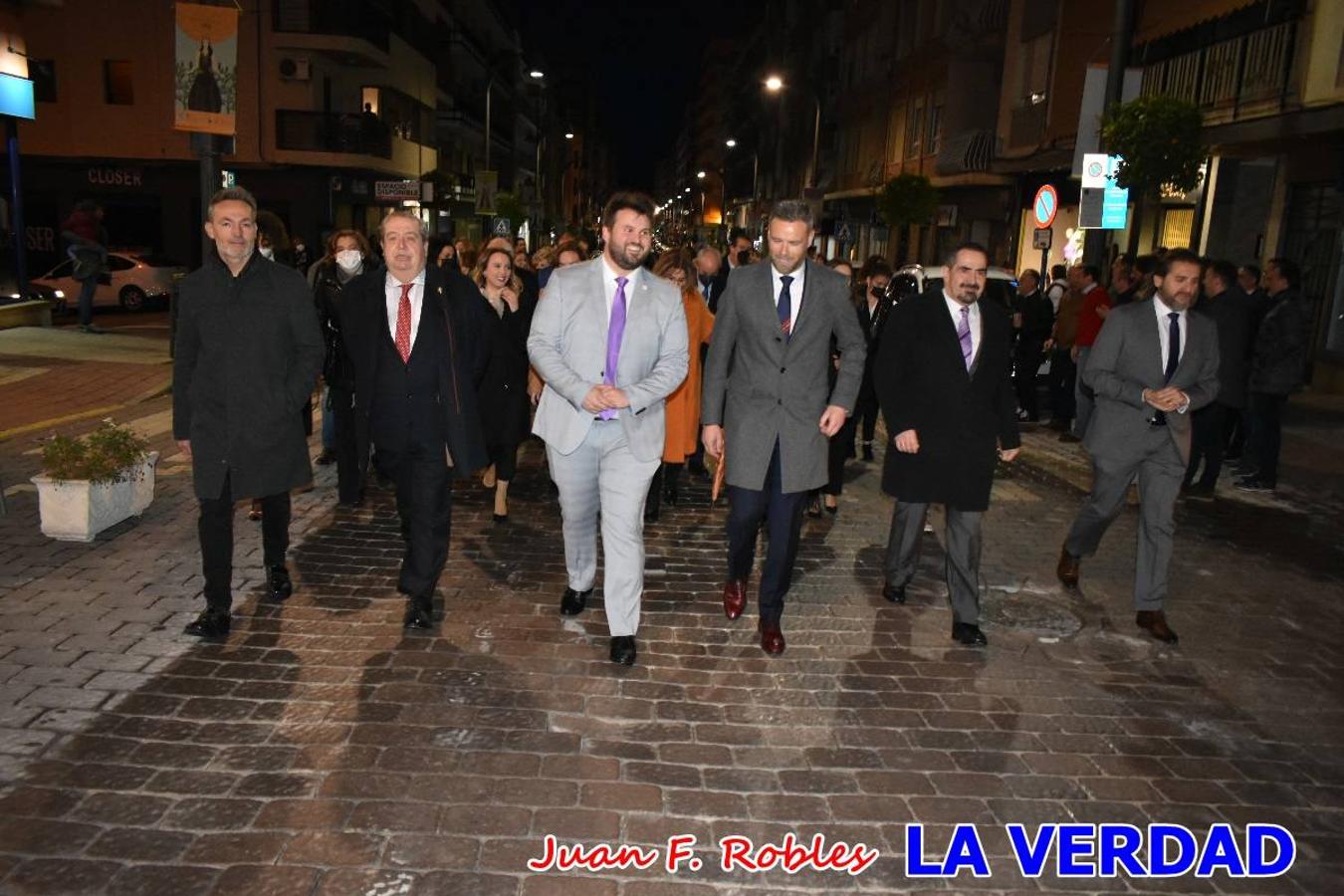 El teatro Thuillier acogió la presentación del cartel de Fiestas de la Vera Cruz 2022, realizadao por el artista caravaqueño Pascual Adolfo López Salueña. Tras dos años sin desfiles ni procesiones, aunque en 2021 sí que se celebraron todos los rituales en torno a la Sagrada Reliquia, en esta ocasión la Ciudad de la Cruz se dispone a celebrar 'por todo lo alto' sus fiestas patronales que serán una primera ocasión para vivir con alegría festiva la declaración del festejo de los Caballos del Vino como Patrimonio Inmaterial Cultural de la Humanidad por la UNESCO.