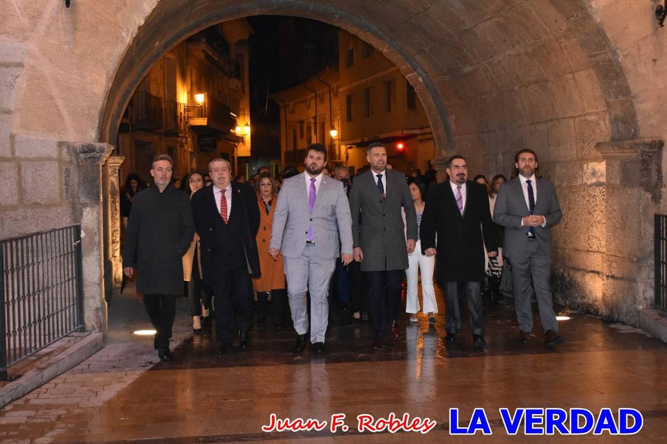 El teatro Thuillier acogió la presentación del cartel de Fiestas de la Vera Cruz 2022, realizadao por el artista caravaqueño Pascual Adolfo López Salueña. Tras dos años sin desfiles ni procesiones, aunque en 2021 sí que se celebraron todos los rituales en torno a la Sagrada Reliquia, en esta ocasión la Ciudad de la Cruz se dispone a celebrar 'por todo lo alto' sus fiestas patronales que serán una primera ocasión para vivir con alegría festiva la declaración del festejo de los Caballos del Vino como Patrimonio Inmaterial Cultural de la Humanidad por la UNESCO.