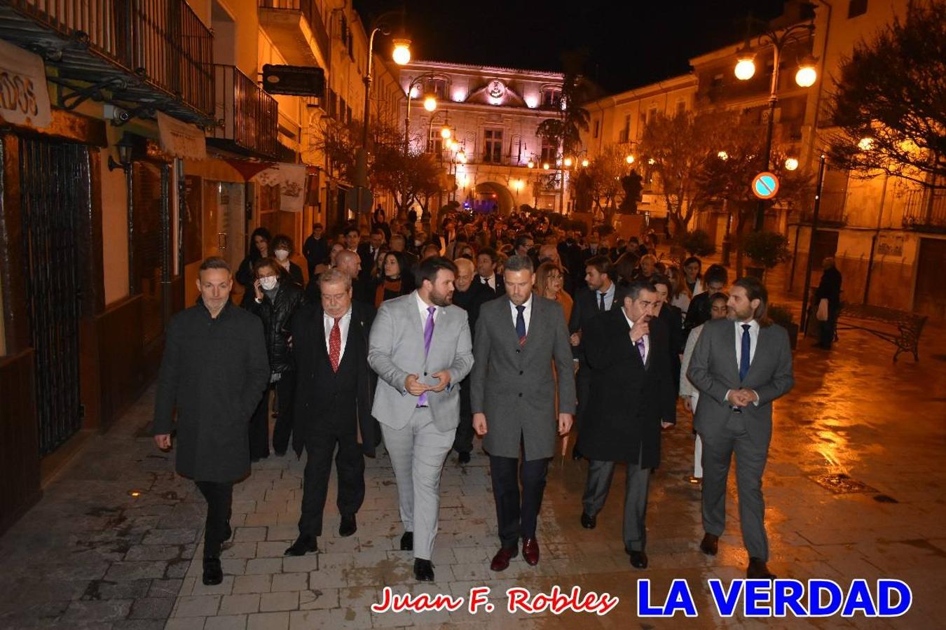 El teatro Thuillier acogió la presentación del cartel de Fiestas de la Vera Cruz 2022, realizadao por el artista caravaqueño Pascual Adolfo López Salueña. Tras dos años sin desfiles ni procesiones, aunque en 2021 sí que se celebraron todos los rituales en torno a la Sagrada Reliquia, en esta ocasión la Ciudad de la Cruz se dispone a celebrar 'por todo lo alto' sus fiestas patronales que serán una primera ocasión para vivir con alegría festiva la declaración del festejo de los Caballos del Vino como Patrimonio Inmaterial Cultural de la Humanidad por la UNESCO.