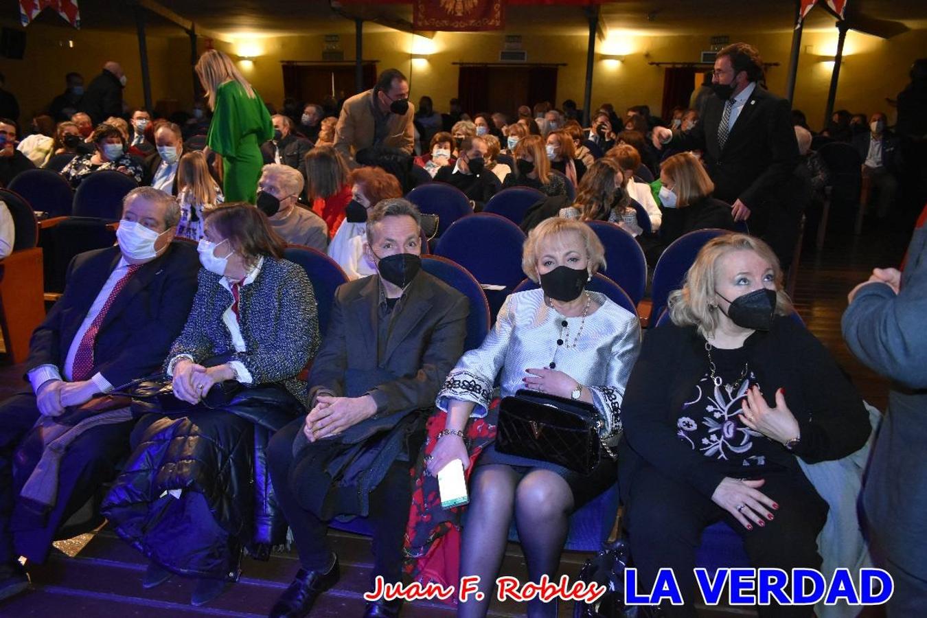 El teatro Thuillier acogió la presentación del cartel de Fiestas de la Vera Cruz 2022, realizadao por el artista caravaqueño Pascual Adolfo López Salueña. Tras dos años sin desfiles ni procesiones, aunque en 2021 sí que se celebraron todos los rituales en torno a la Sagrada Reliquia, en esta ocasión la Ciudad de la Cruz se dispone a celebrar 'por todo lo alto' sus fiestas patronales que serán una primera ocasión para vivir con alegría festiva la declaración del festejo de los Caballos del Vino como Patrimonio Inmaterial Cultural de la Humanidad por la UNESCO.