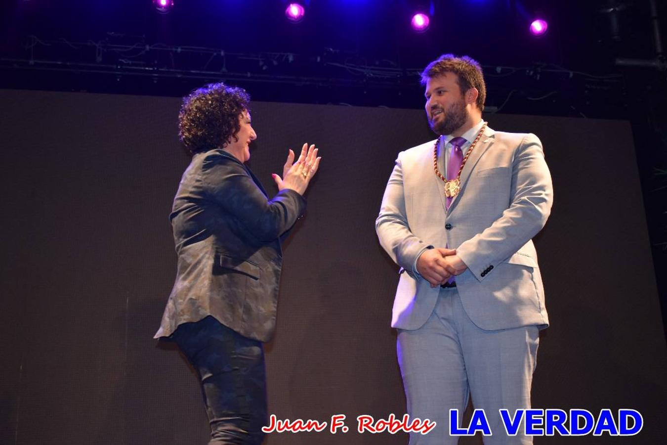 El teatro Thuillier acogió la presentación del cartel de Fiestas de la Vera Cruz 2022, realizadao por el artista caravaqueño Pascual Adolfo López Salueña. Tras dos años sin desfiles ni procesiones, aunque en 2021 sí que se celebraron todos los rituales en torno a la Sagrada Reliquia, en esta ocasión la Ciudad de la Cruz se dispone a celebrar 'por todo lo alto' sus fiestas patronales que serán una primera ocasión para vivir con alegría festiva la declaración del festejo de los Caballos del Vino como Patrimonio Inmaterial Cultural de la Humanidad por la UNESCO.