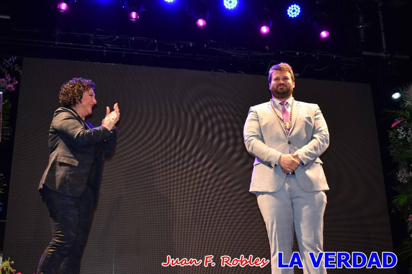 El teatro Thuillier acogió la presentación del cartel de Fiestas de la Vera Cruz 2022, realizadao por el artista caravaqueño Pascual Adolfo López Salueña. Tras dos años sin desfiles ni procesiones, aunque en 2021 sí que se celebraron todos los rituales en torno a la Sagrada Reliquia, en esta ocasión la Ciudad de la Cruz se dispone a celebrar 'por todo lo alto' sus fiestas patronales que serán una primera ocasión para vivir con alegría festiva la declaración del festejo de los Caballos del Vino como Patrimonio Inmaterial Cultural de la Humanidad por la UNESCO.