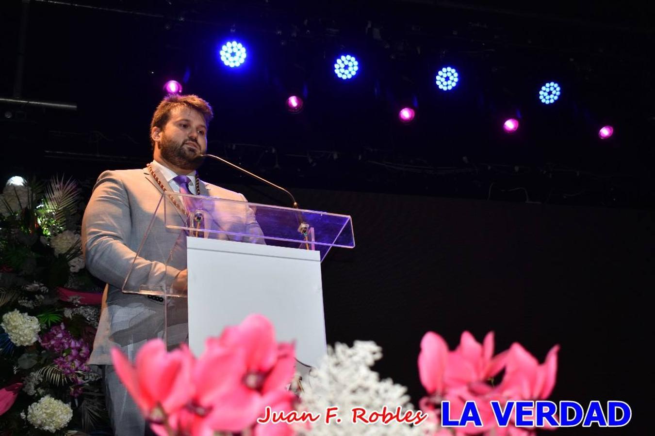 El teatro Thuillier acogió la presentación del cartel de Fiestas de la Vera Cruz 2022, realizadao por el artista caravaqueño Pascual Adolfo López Salueña. Tras dos años sin desfiles ni procesiones, aunque en 2021 sí que se celebraron todos los rituales en torno a la Sagrada Reliquia, en esta ocasión la Ciudad de la Cruz se dispone a celebrar 'por todo lo alto' sus fiestas patronales que serán una primera ocasión para vivir con alegría festiva la declaración del festejo de los Caballos del Vino como Patrimonio Inmaterial Cultural de la Humanidad por la UNESCO.