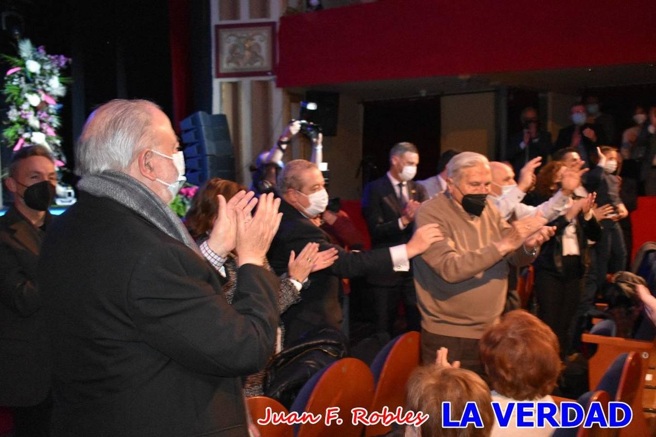 El teatro Thuillier acogió la presentación del cartel de Fiestas de la Vera Cruz 2022, realizadao por el artista caravaqueño Pascual Adolfo López Salueña. Tras dos años sin desfiles ni procesiones, aunque en 2021 sí que se celebraron todos los rituales en torno a la Sagrada Reliquia, en esta ocasión la Ciudad de la Cruz se dispone a celebrar 'por todo lo alto' sus fiestas patronales que serán una primera ocasión para vivir con alegría festiva la declaración del festejo de los Caballos del Vino como Patrimonio Inmaterial Cultural de la Humanidad por la UNESCO.