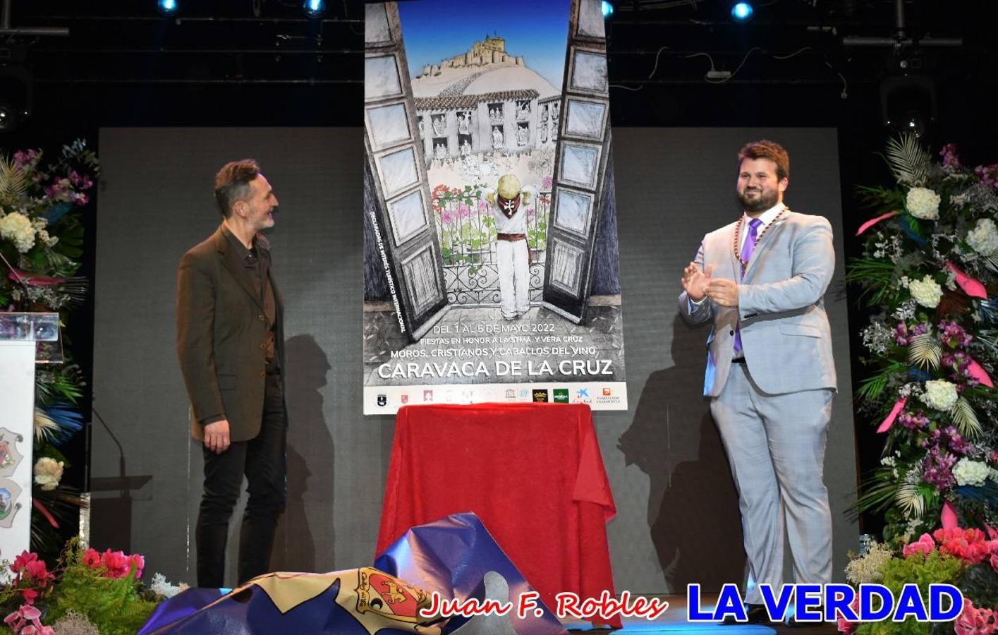 El teatro Thuillier acogió la presentación del cartel de Fiestas de la Vera Cruz 2022, realizadao por el artista caravaqueño Pascual Adolfo López Salueña. Tras dos años sin desfiles ni procesiones, aunque en 2021 sí que se celebraron todos los rituales en torno a la Sagrada Reliquia, en esta ocasión la Ciudad de la Cruz se dispone a celebrar 'por todo lo alto' sus fiestas patronales que serán una primera ocasión para vivir con alegría festiva la declaración del festejo de los Caballos del Vino como Patrimonio Inmaterial Cultural de la Humanidad por la UNESCO.