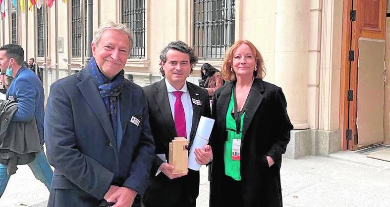 Casales (c), junto a Paco Lobatón, tras recoger el premio.