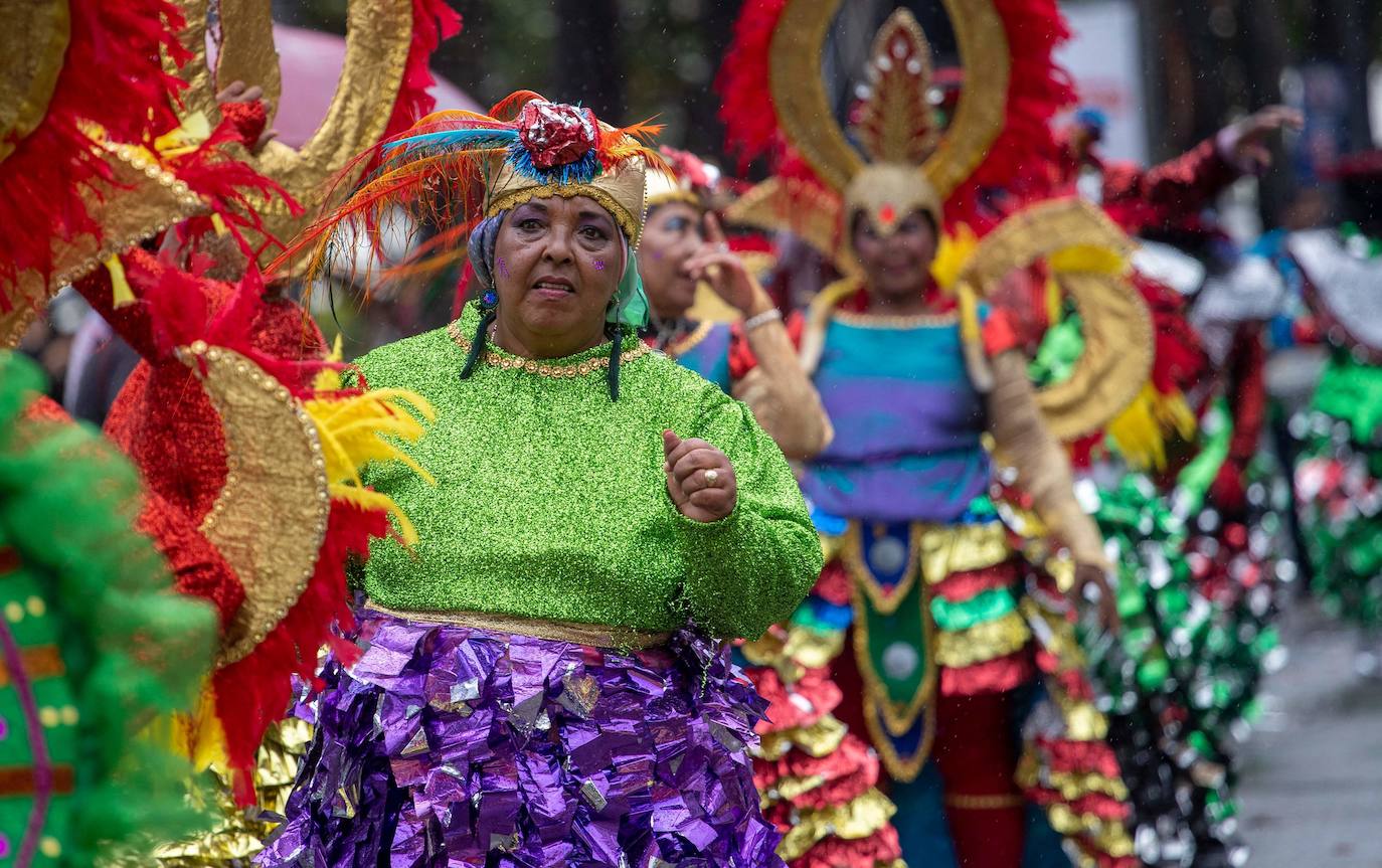 Fotos: Colorido y entusiasmo contra la lluvia