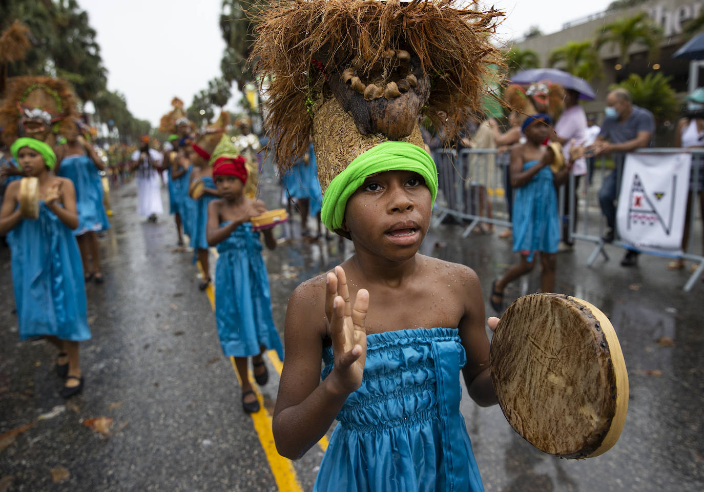 Fotos: Colorido y entusiasmo contra la lluvia