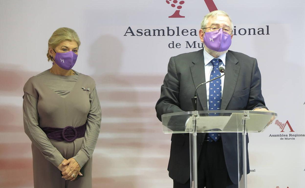 La vicepresidenta segunda, Gloria Alarcón y el presidente de la Asamblea Regional, Alberto Castillo. 