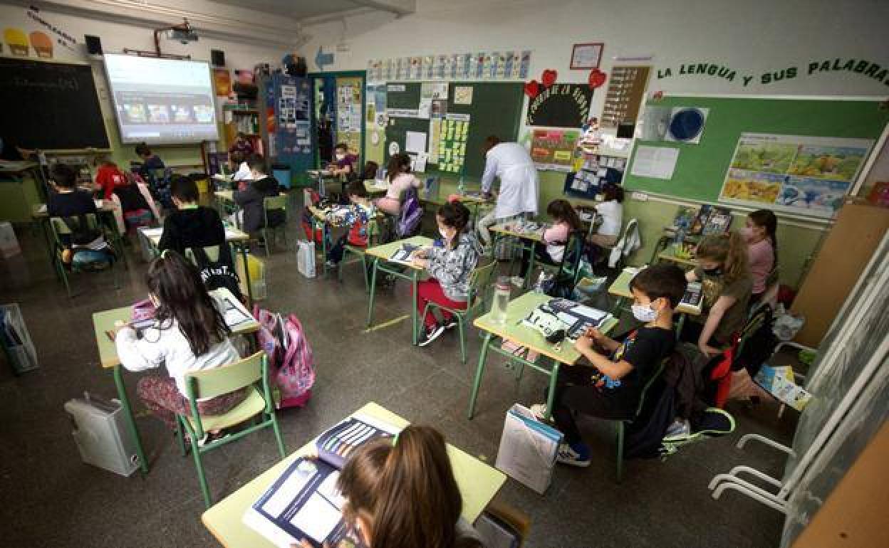 Alumnos en el aula de un colegio de Murcia, en una imagen de archivo.