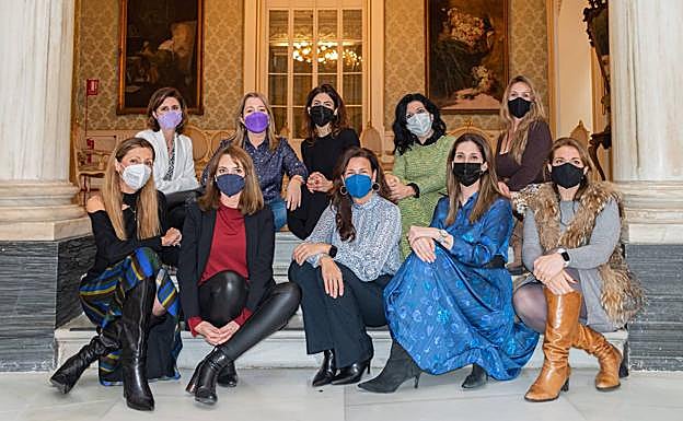 Varias directivas que forman parte de Adimur posan con motivo del Día Internacional de la Mujer. 