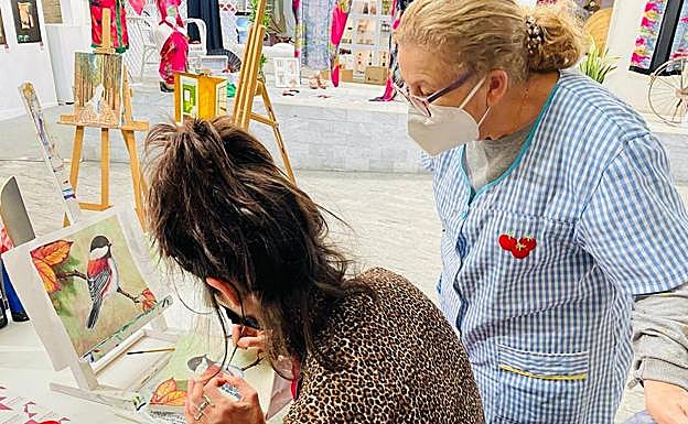 Una asistente realiza un dibujo durante la jornada de puertas abiertas de un centro de artesanía. 