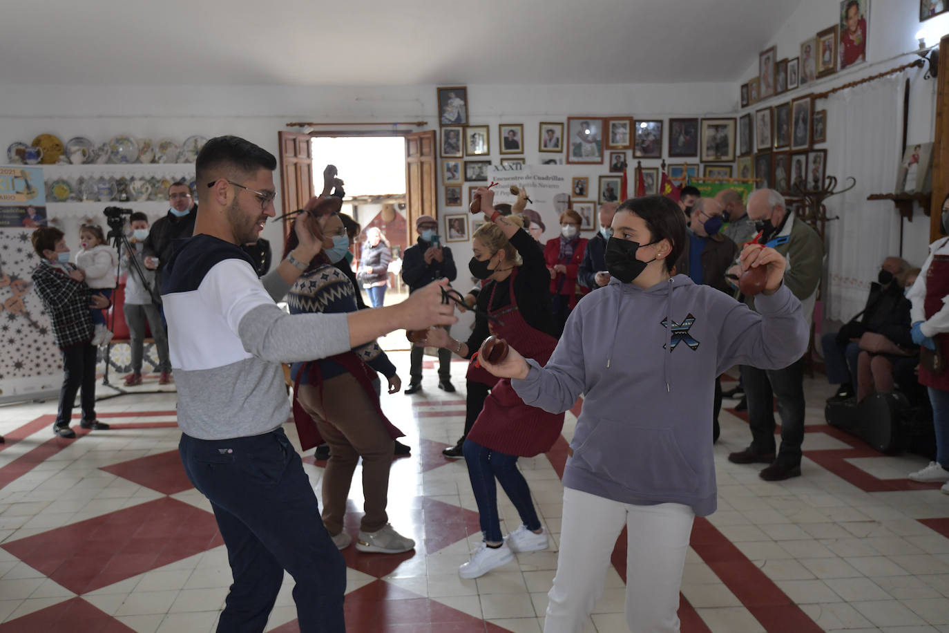 Fotos: Las cuadrillas desafían a la lluvia con sus cantes en Torreagüera
