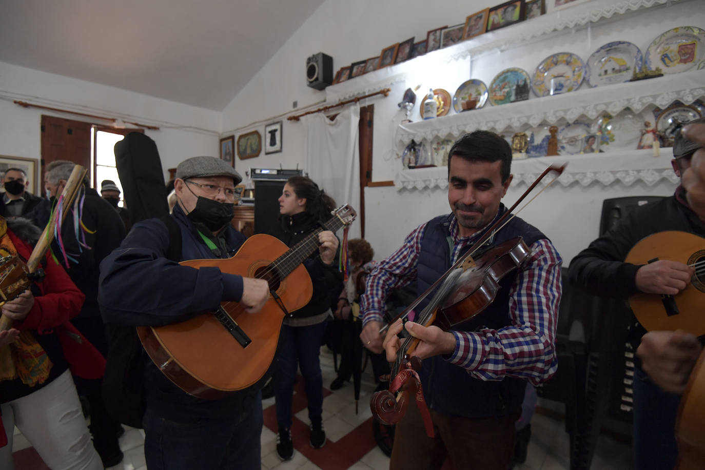 Fotos: Las cuadrillas desafían a la lluvia con sus cantes en Torreagüera