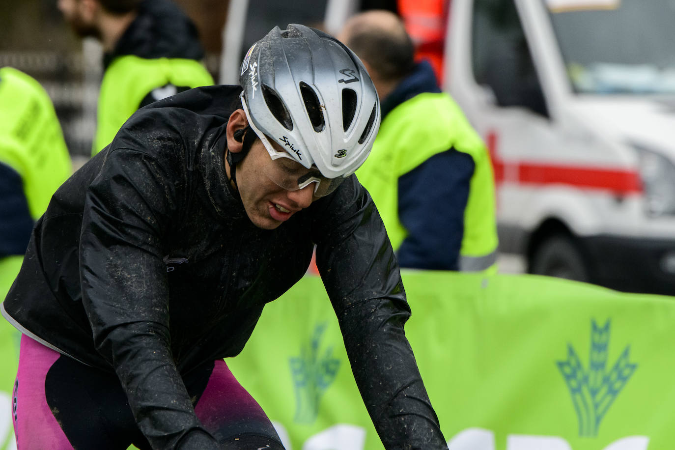 Fotos: Polémica por la presencia de un equipo ruso en el Trofeo Guerrita