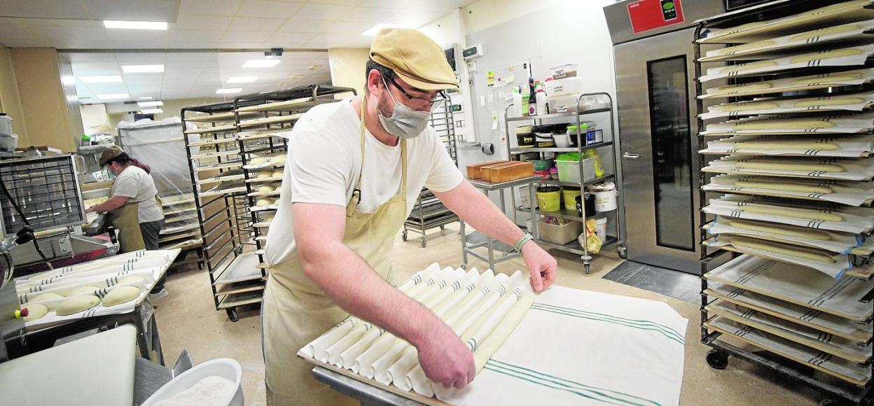 JavIer García Moreno, presidente del Gremio de Panaderos de la Región, en plena faena, ayer, en el obrador de su negocio en Beniaján. 