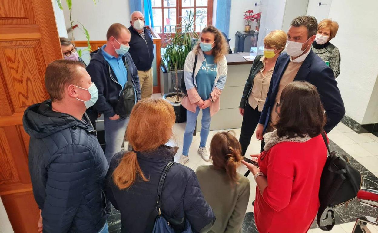 El alcalde, José Francisco García, conversa con varias familias ucranianas en el Ayuntamiento de Caravaca de la Cruz 