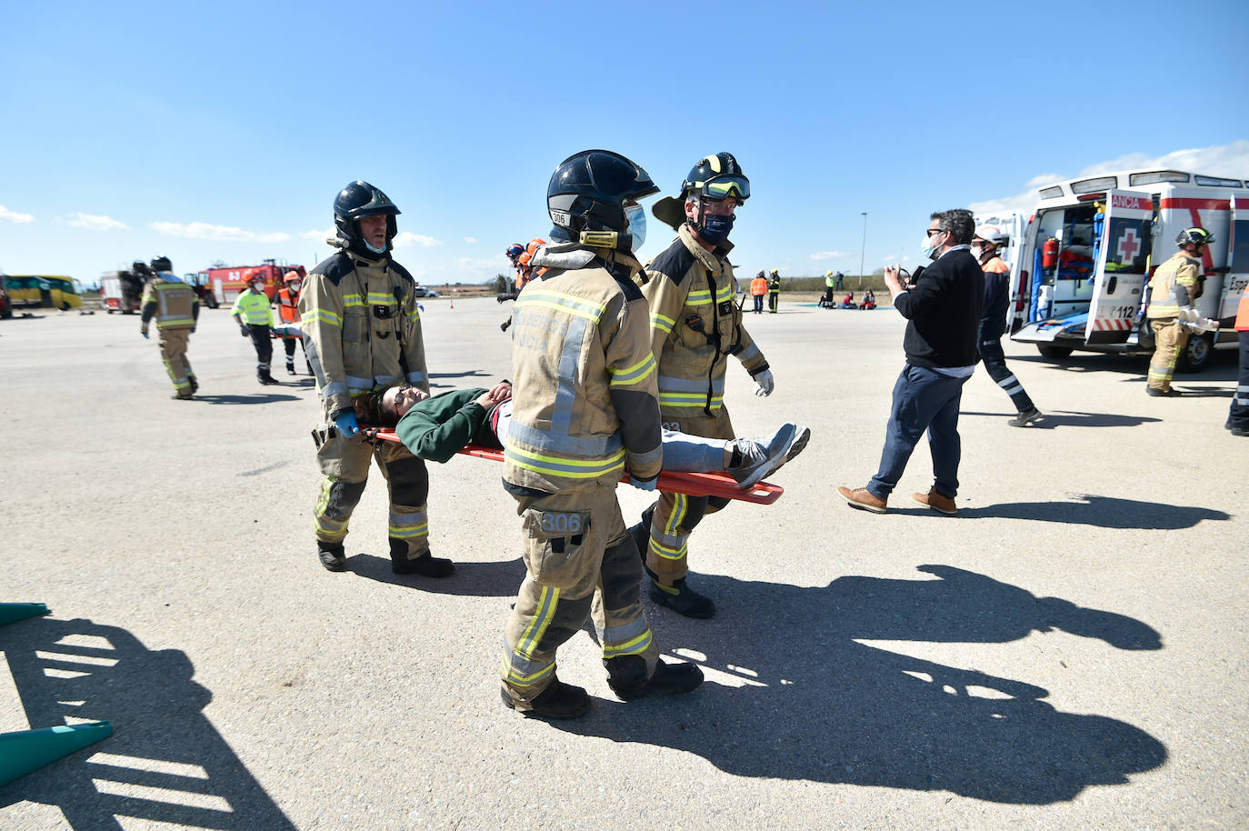 Fotos: Simulacro de accidente aéreo en Corvera para coordinar los servicios implicados en la emergencia