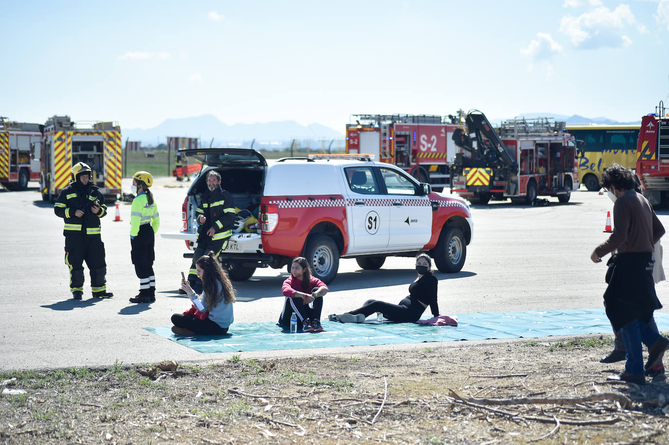 Fotos: Simulacro de accidente aéreo en Corvera para coordinar los servicios implicados en la emergencia